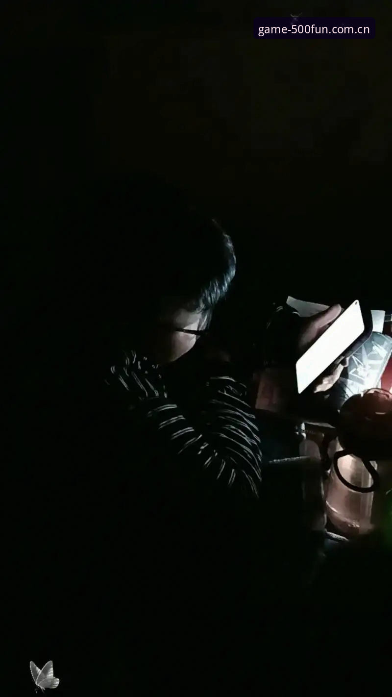 某天晚上我正盯着手机看电竞盘口，好不容易找到一场LOL总决赛的赔率，手指刚要点开，屏幕上赫然跳出四个大字——“网络异常”。再刷一遍，提示变成了“数据加载失败”。换Wi-Fi、切5G、重启App，折腾了快二十分钟，那张让人眼热的电竞赔率表就是纹丝不动。后来跟一个在500彩票混了两年多的老哥林薇聊起这事，他当场就笑了：“你这属于把坑全踩了一遍。”
